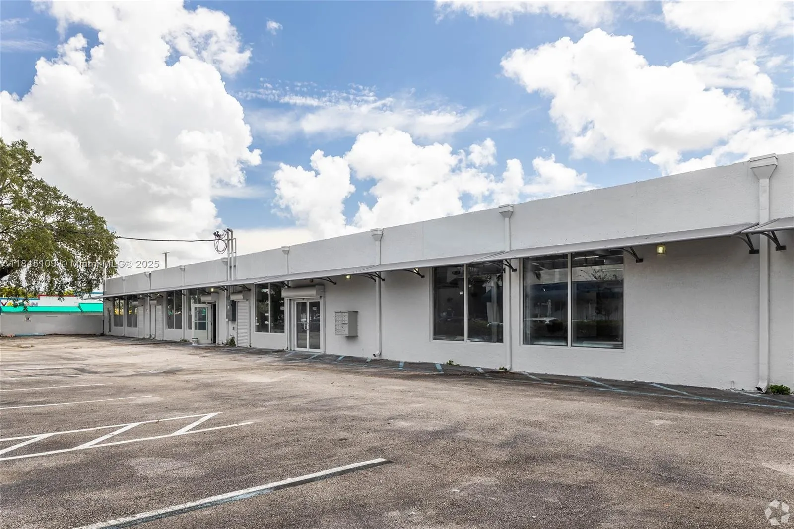 2090 NW 21st St, Miami FL 33142