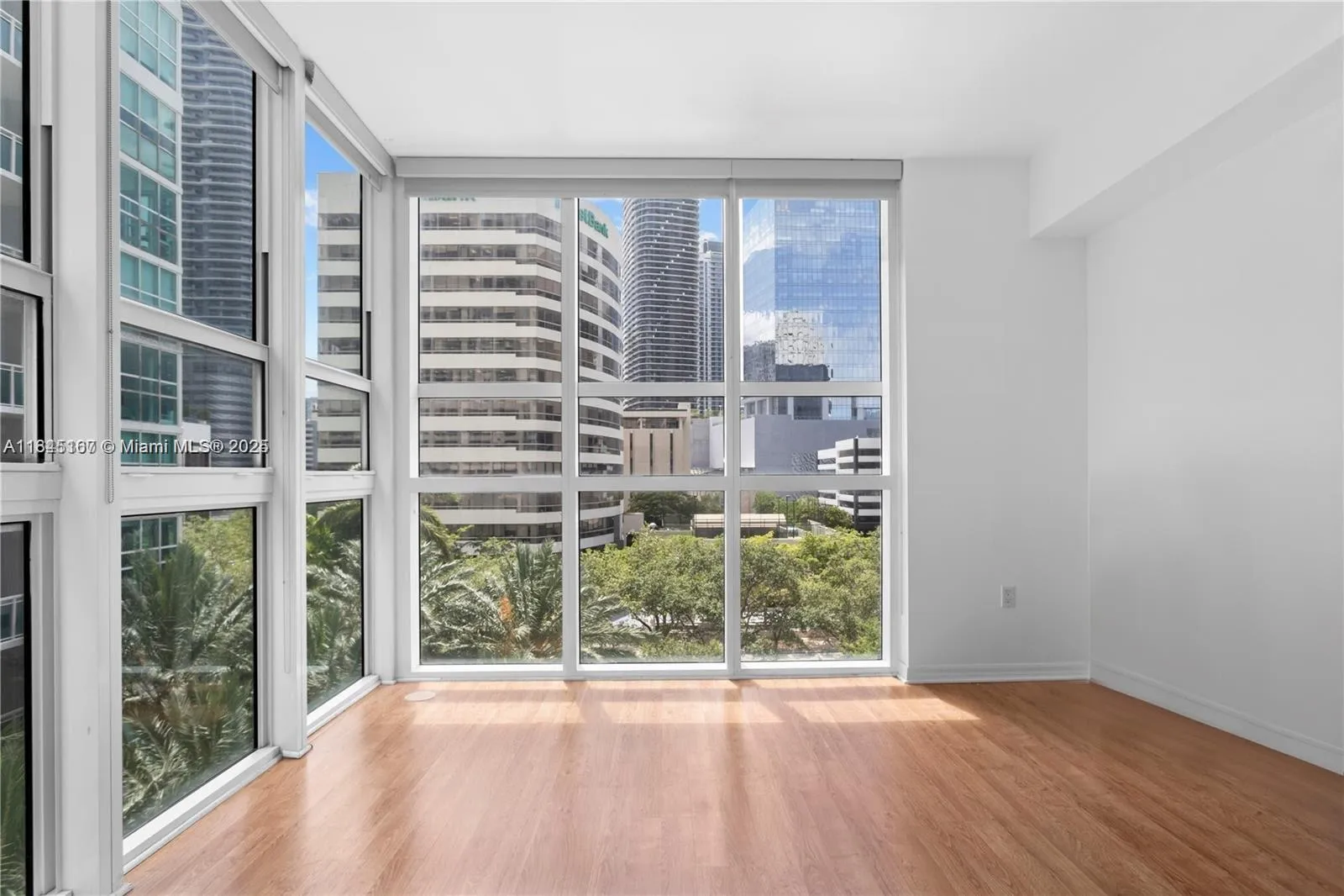 1 bedroom 1 bath for sale at 950 Brickell Bay Dr # 501, Miami FL 33131