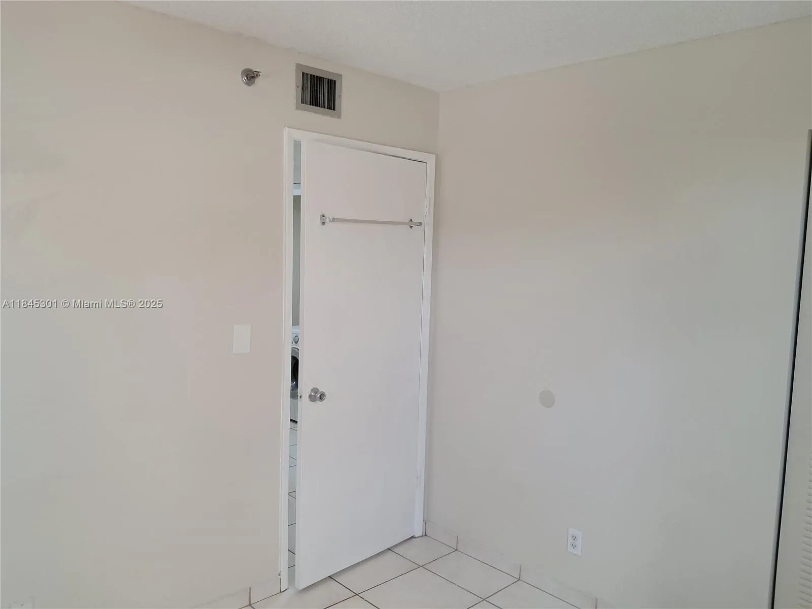 546 SW 1st St # 209, Miami FL 33130