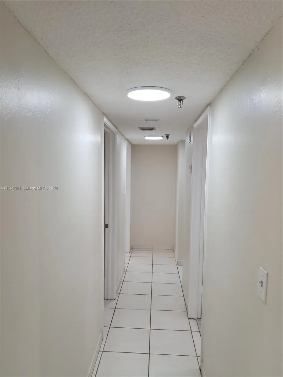 546 SW 1st St # 209, Miami FL 33130