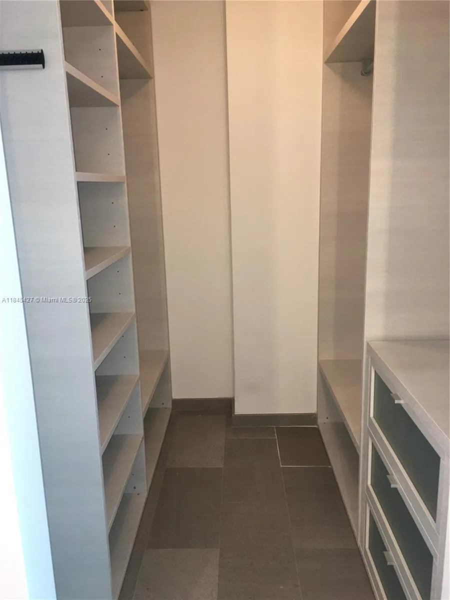88 SW 7th St # 2305, Miami FL 33130