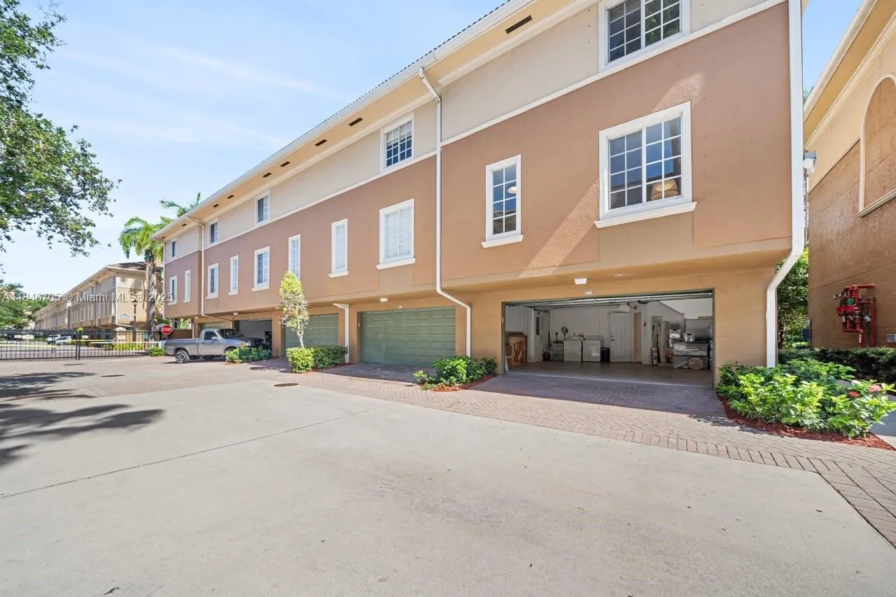 2861 NE 185th St # 305, Aventura FL 33180