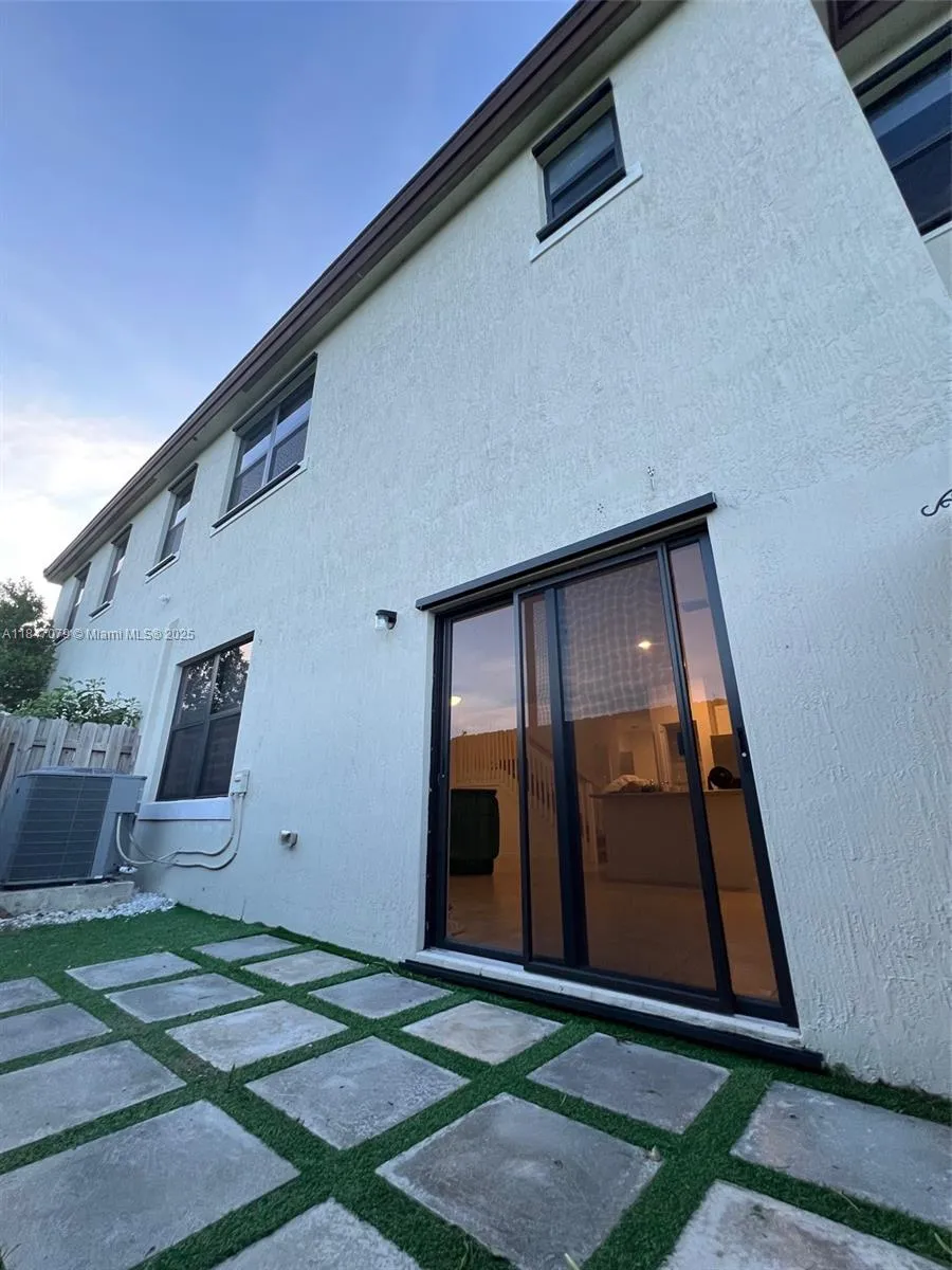 10054 SW 231st Ln, Miami FL 33190