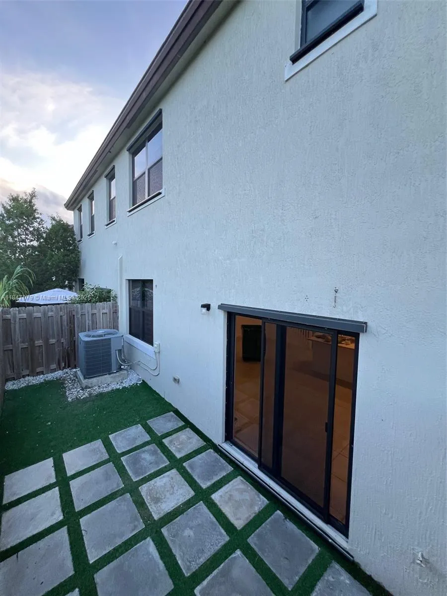 10054 SW 231st Ln, Miami FL 33190