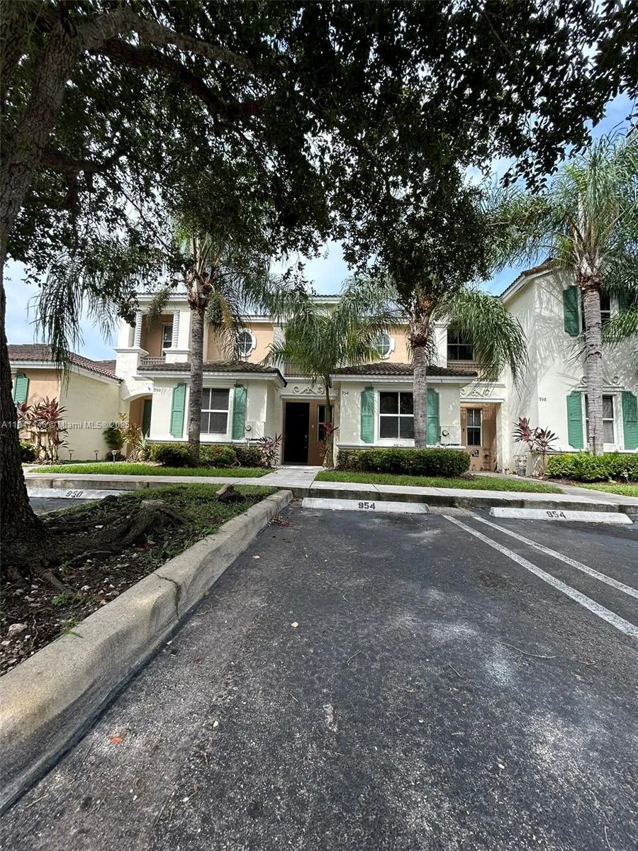 3 bedroom 3 bath for sale at 954 NE 42nd Ter, Homestead FL 33033
