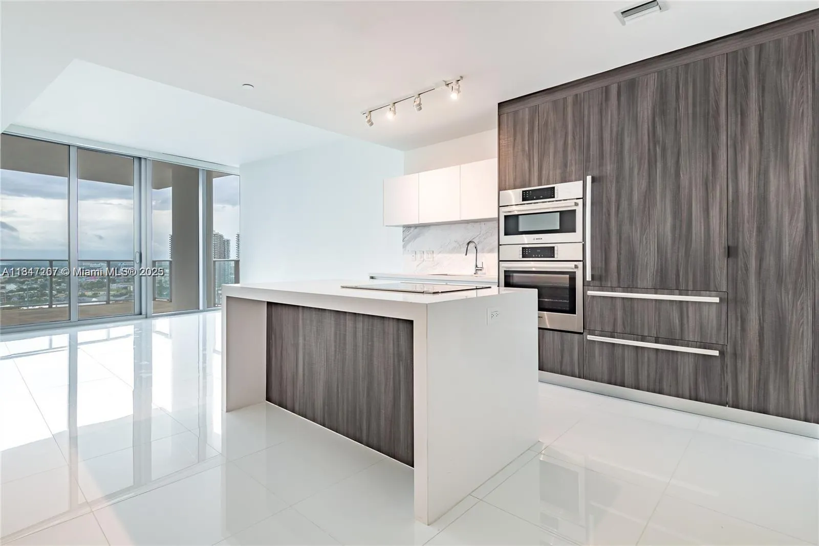 1 bedroom 2 bath for sale at 851 NE 1st Ave # 2100, Miami FL 33132