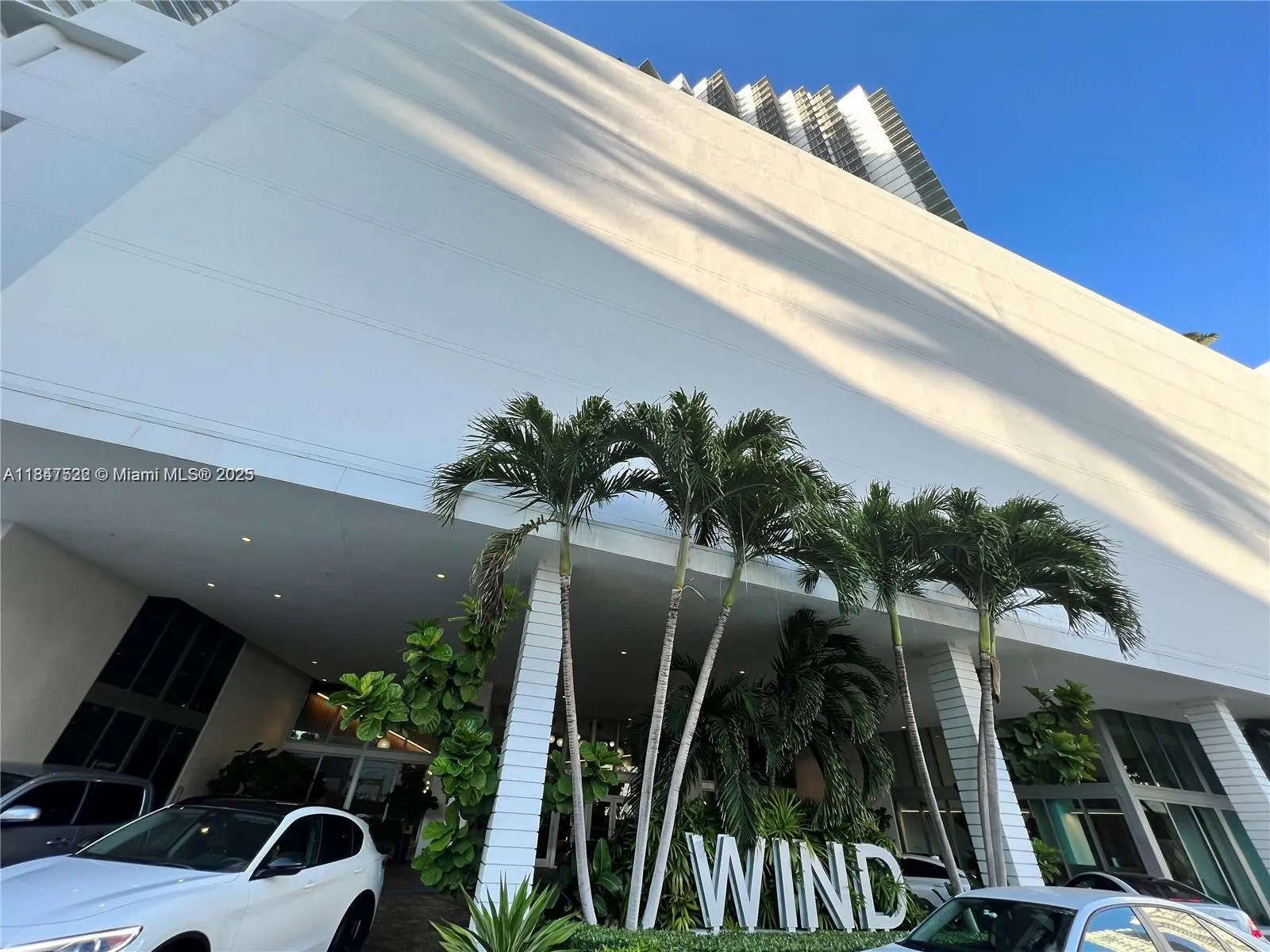 1 bedroom 1 bath for sale at 350 S Miami Ave # 1907, Miami FL 33130