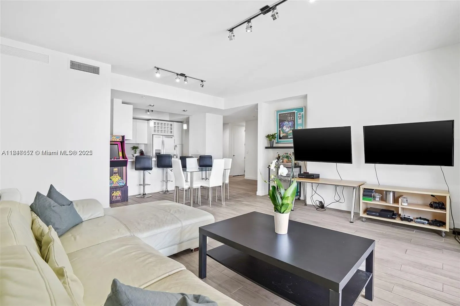 3 bedroom 2 bath for sale at 999 SW 1st Ave # 2717, Miami FL 33130