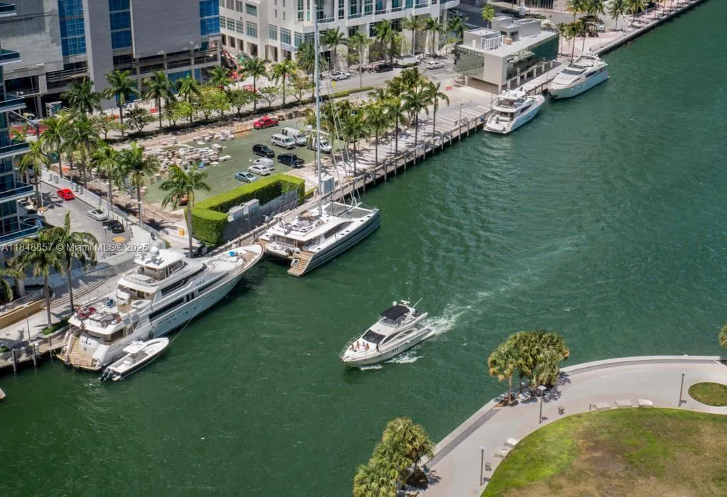 1 bedroom 1 bath for sale at 485 Brickell Ave # 3711, Miami FL 33131