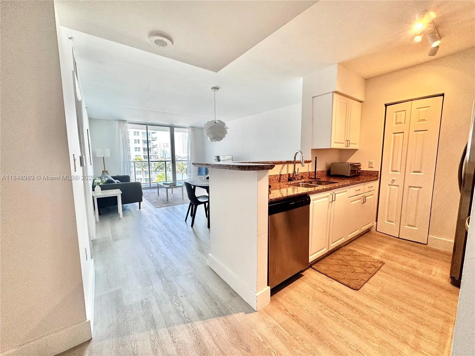 1 bedroom 1 bath for sale at 1155 Brickell Bay Dr # 906, Miami FL 33131