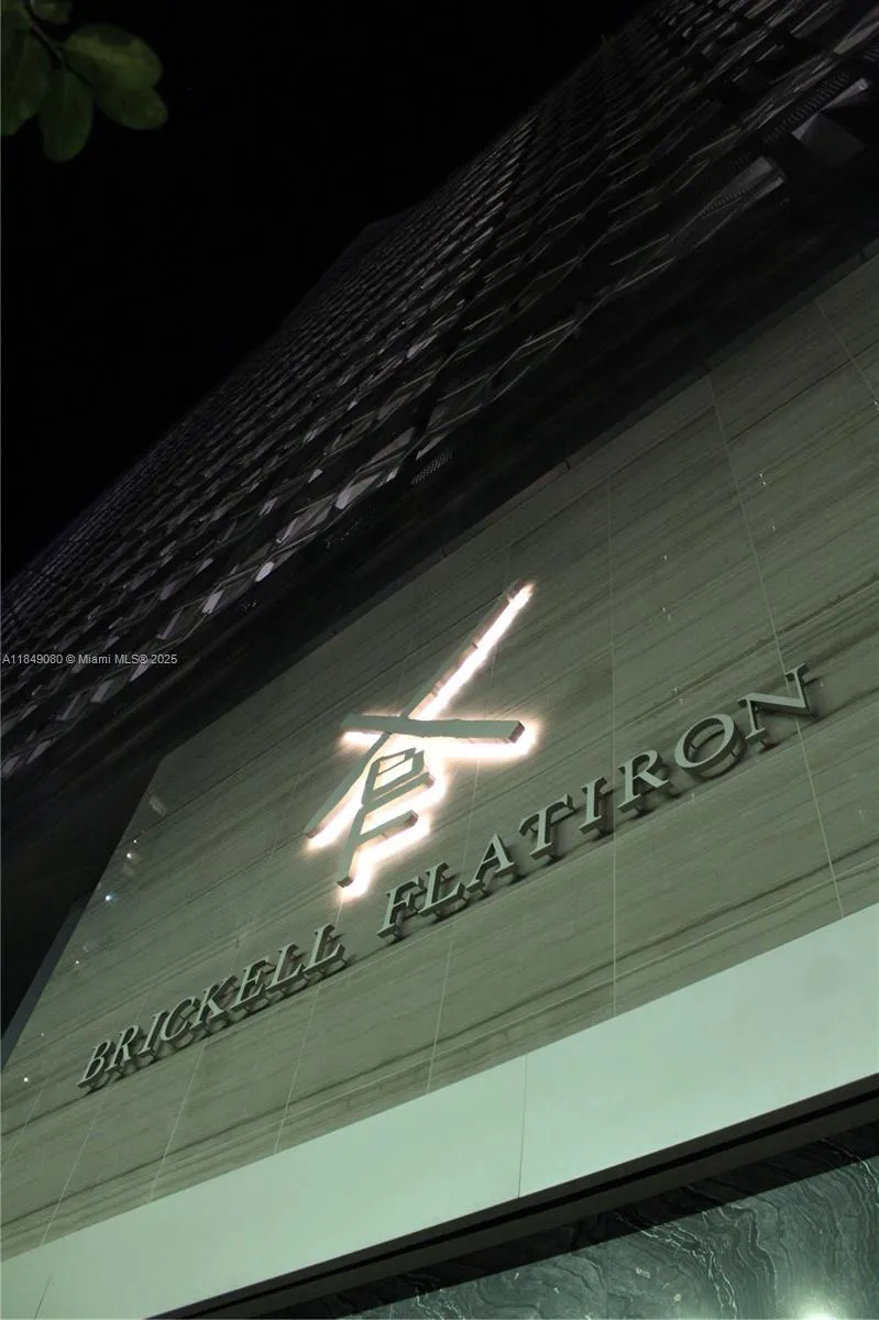 1 bedroom 1 bath for sale at 1000 Brickell Plz # 1906, Miami FL 33131