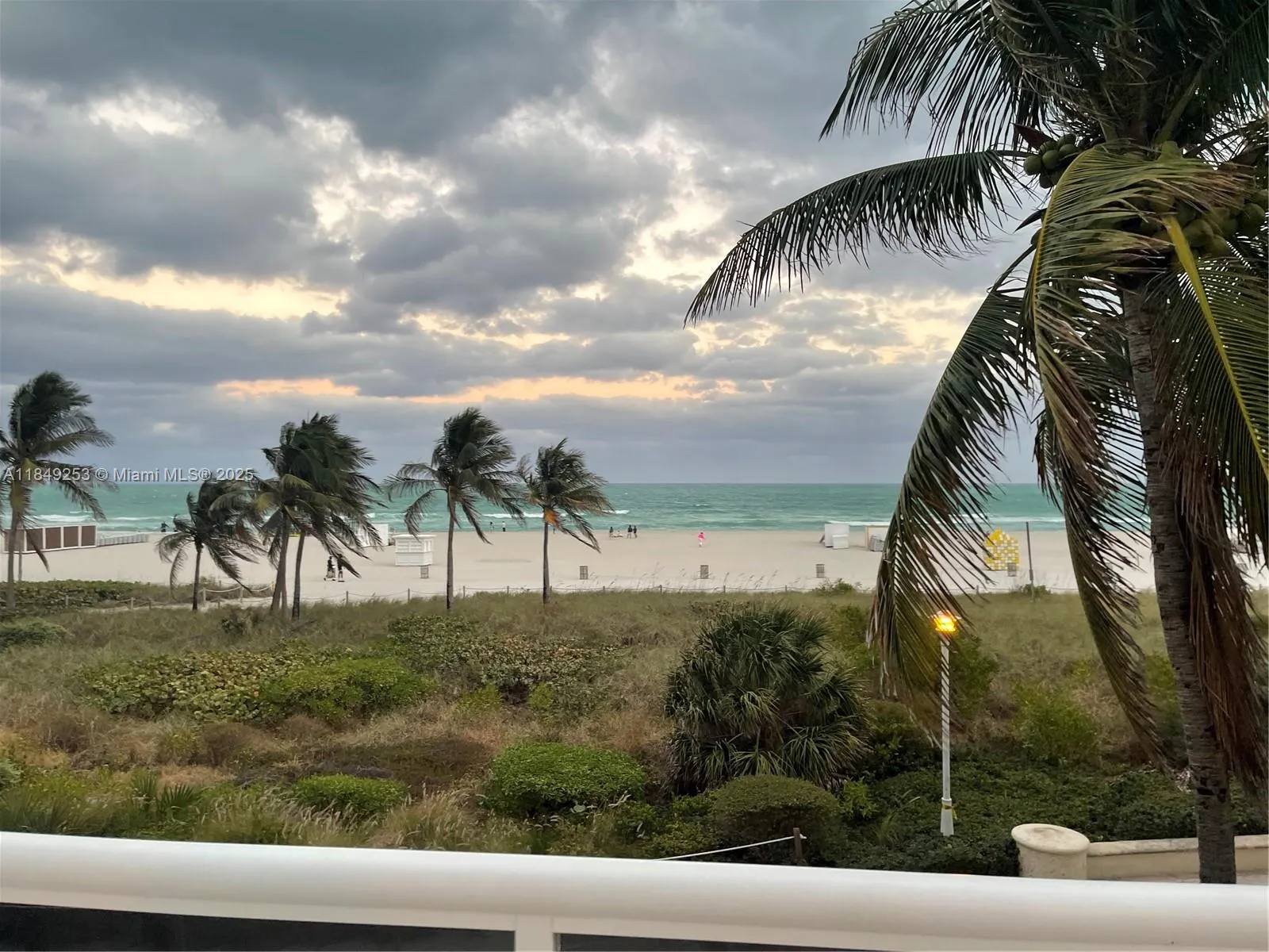1 bedroom 1 bath for sale at 100 Lincoln Rd # 833, Miami Beach FL 33139