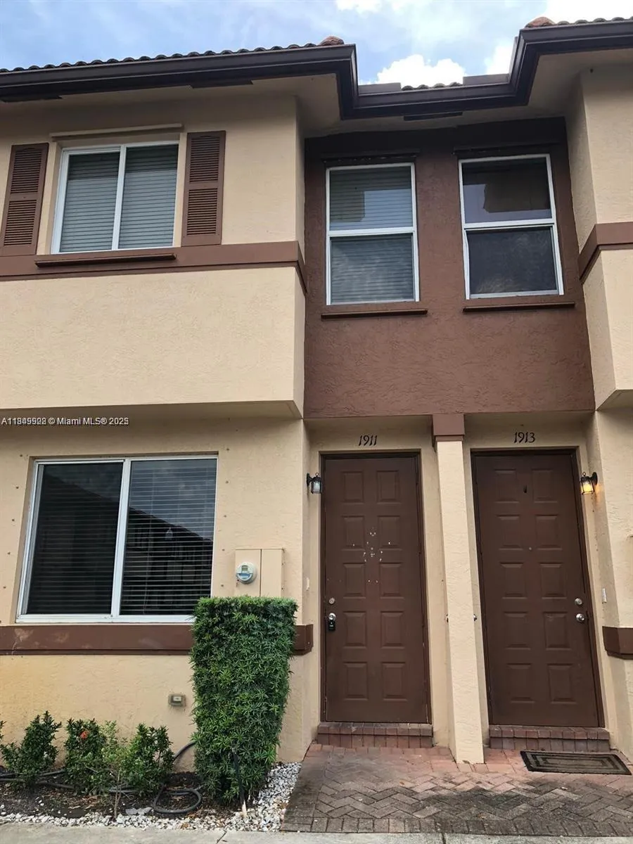 3 bedroom 2 bath for sale at 1911 Hibiscus Ln, Riviera Beach FL 33404