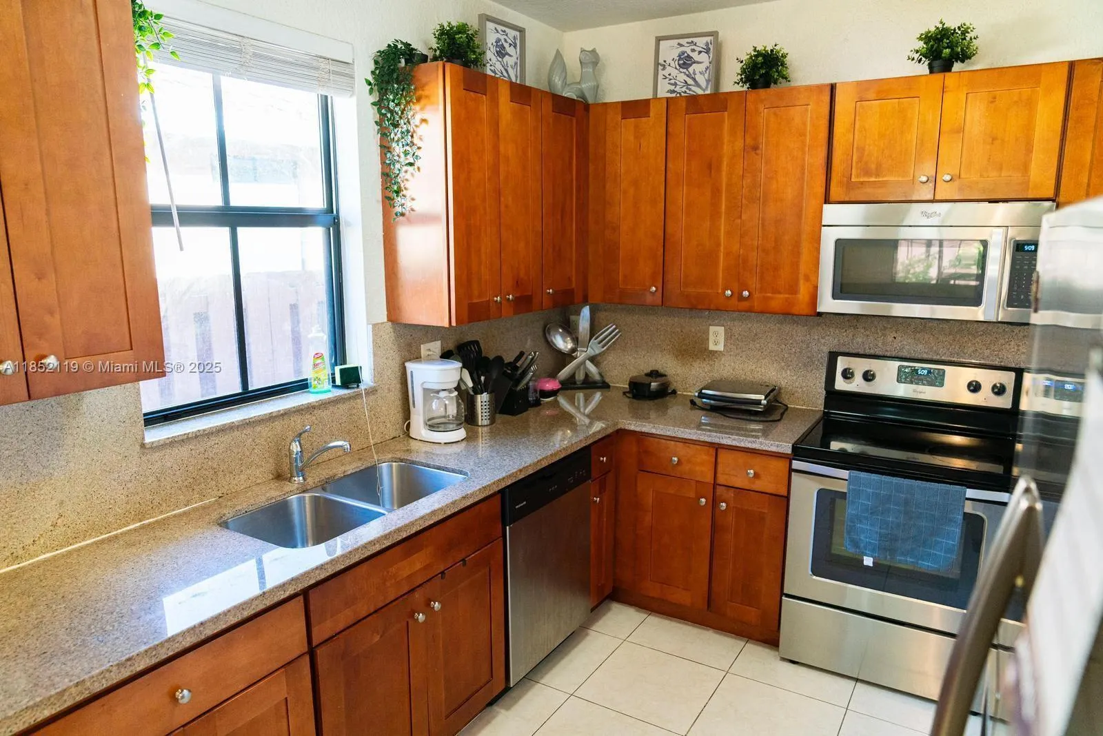 9721 NW 9th St, Miami FL 33172