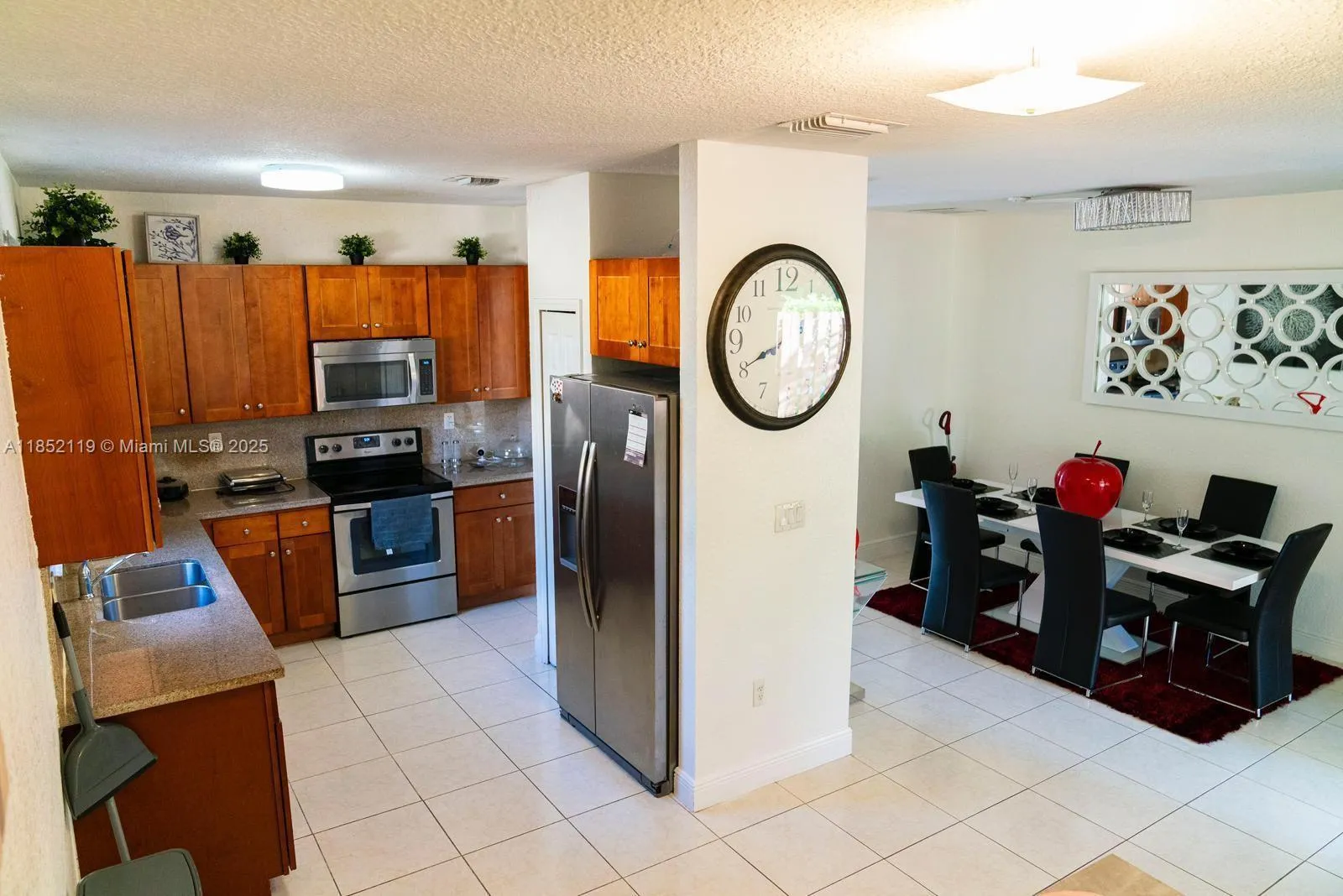 9721 NW 9th St, Miami FL 33172