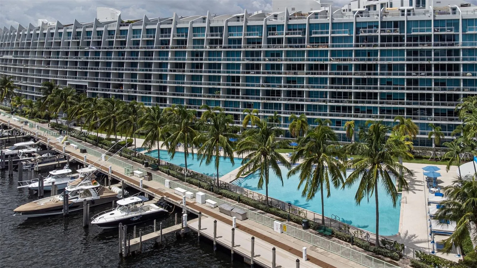 2 bedroom 3 bath for sale at 2950 NE 188th St # 139, Aventura FL 33180