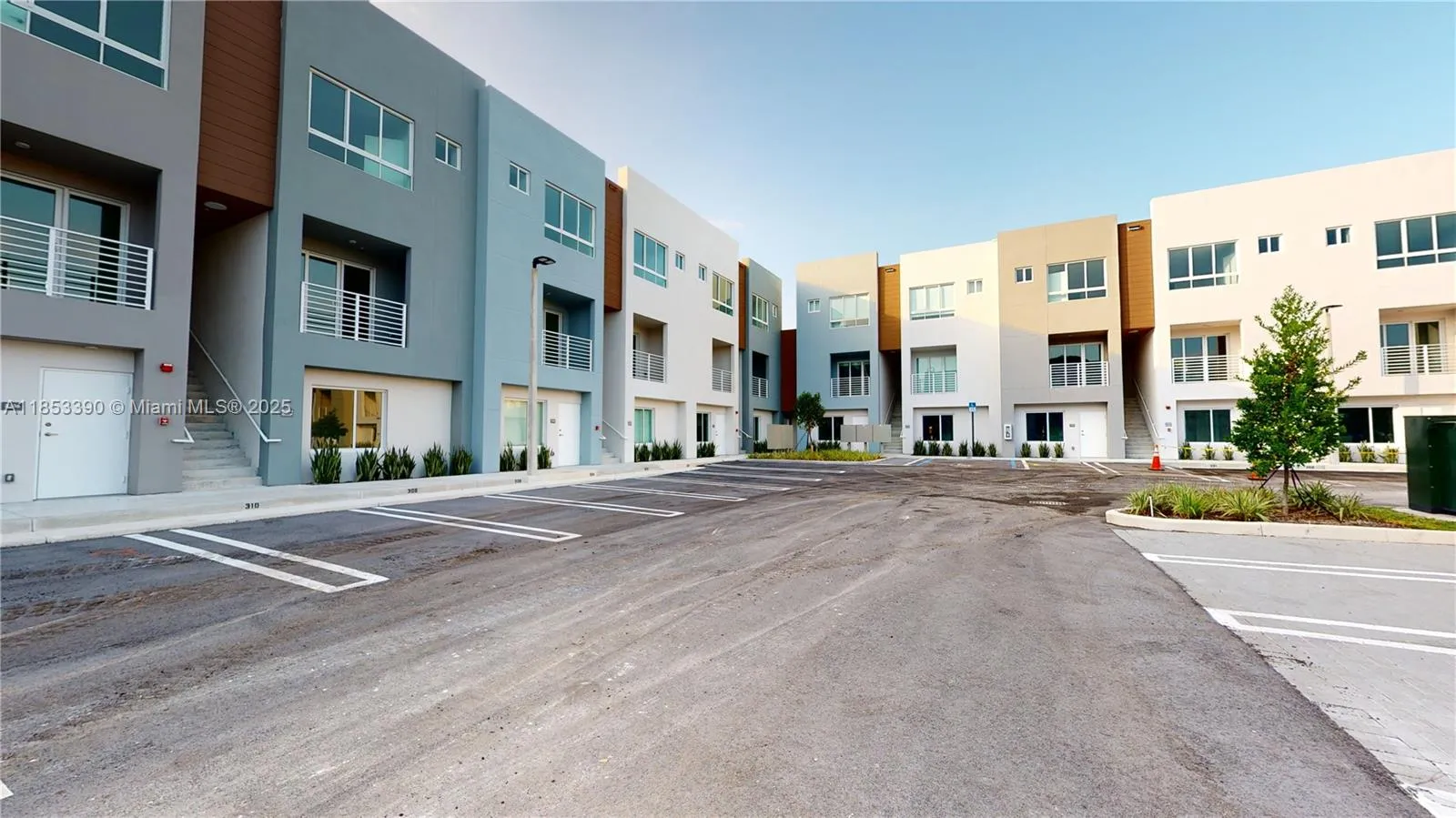 2 bedroom 2 bath for sale at 2555 NE 193rd St # 2224, Miami FL 33180