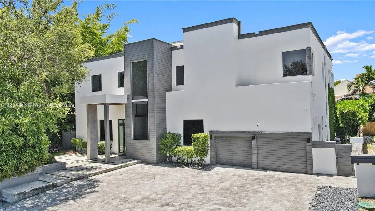 5 bedroom 5 bath for sale at 19914 NE 19th Ct, Miami FL 33179