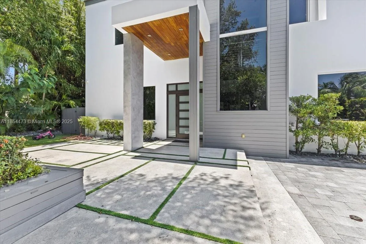 19914 NE 19th Ct, Miami FL 33179