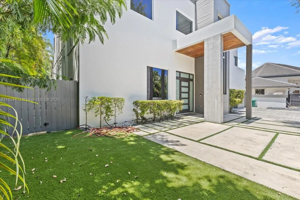 19914 NE 19th Ct, Miami FL 33179