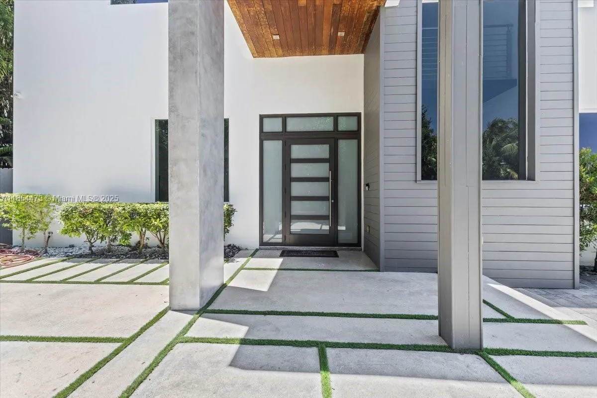 19914 NE 19th Ct, Miami FL 33179