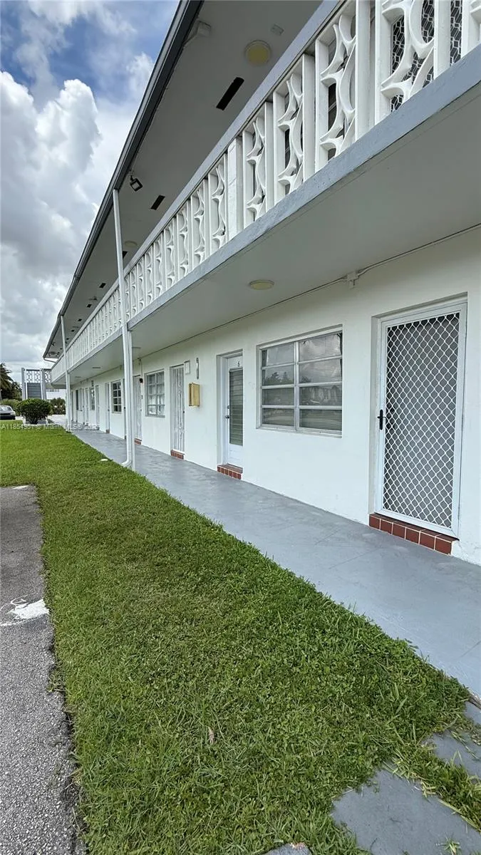 1 bedroom 1 bath for sale at 11 NE 204th St # 6, Miami Gardens FL 33179
