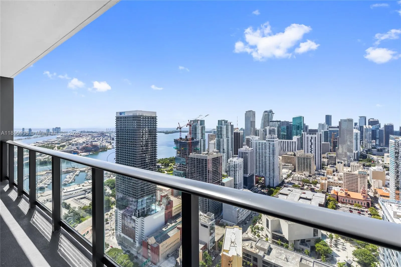 1 bedroom 1 bath for sale at 601 NE 1st Ave # 4607, Miami FL 33132