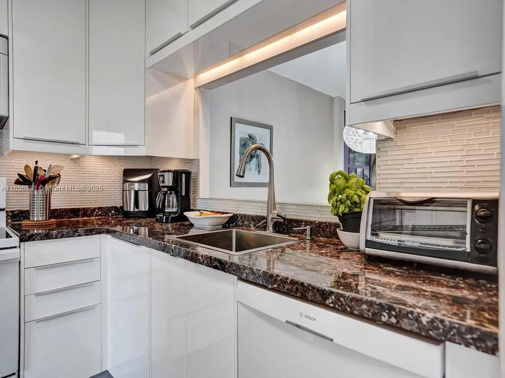 5102 NW 36th St # 511, Lauderdale Lakes FL 33319