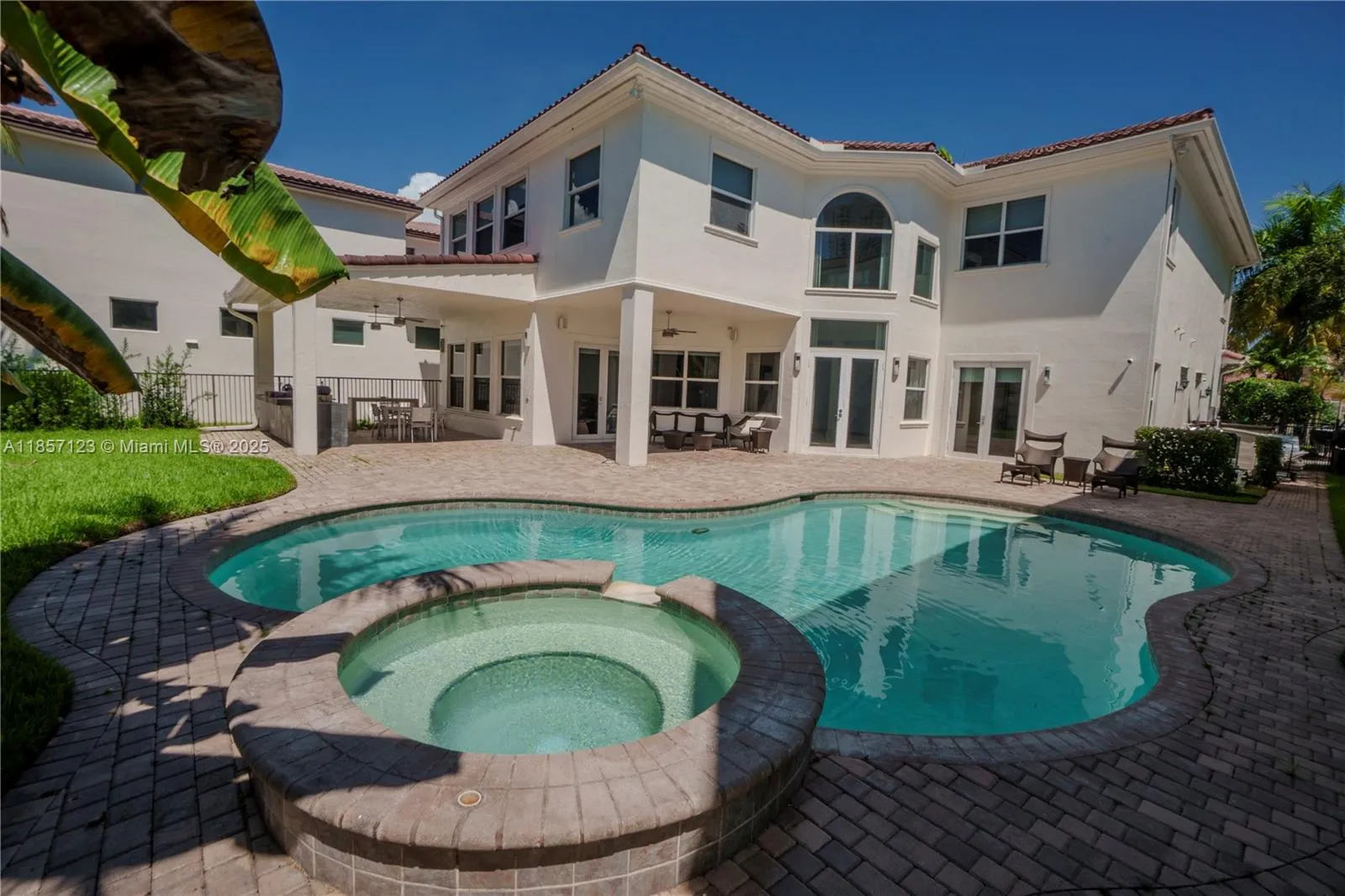 5 bedroom 4 bath for sale at 822 Meridian Ln, Hollywood FL 33019