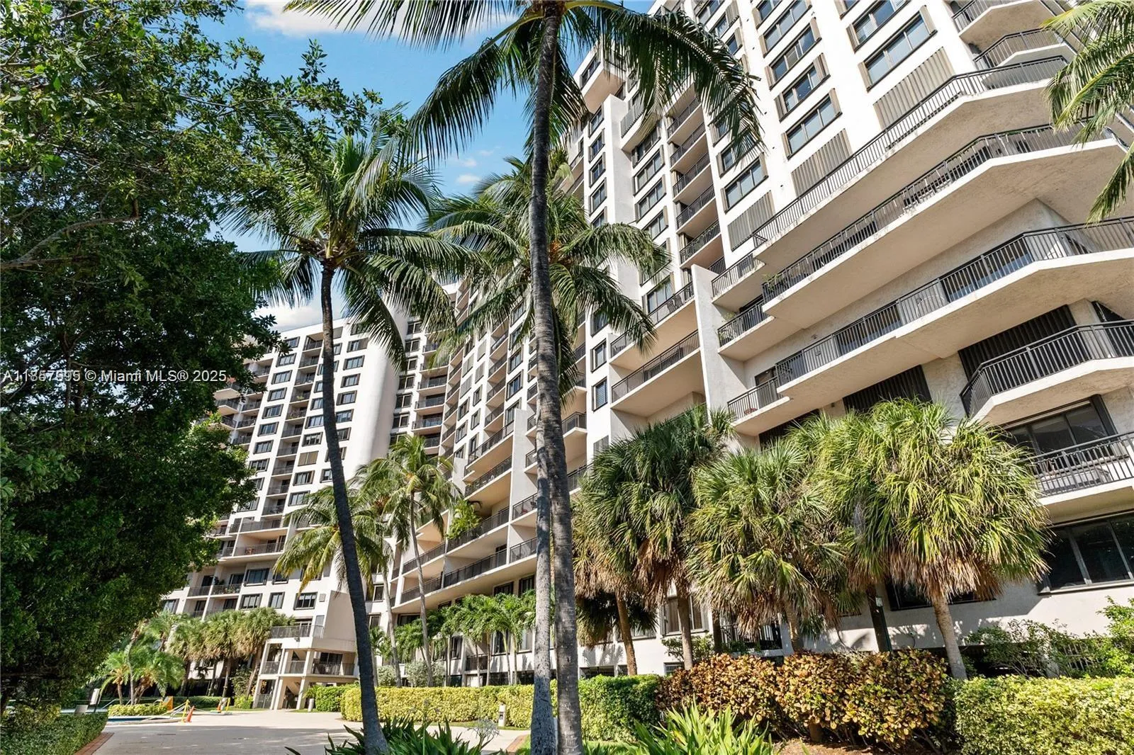 1 bedroom 1 bath for sale at 540 Brickell Key Dr # 818, Miami FL 33131