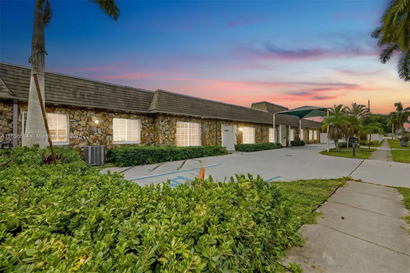 6810 SW 7th St, Margate FL 33068