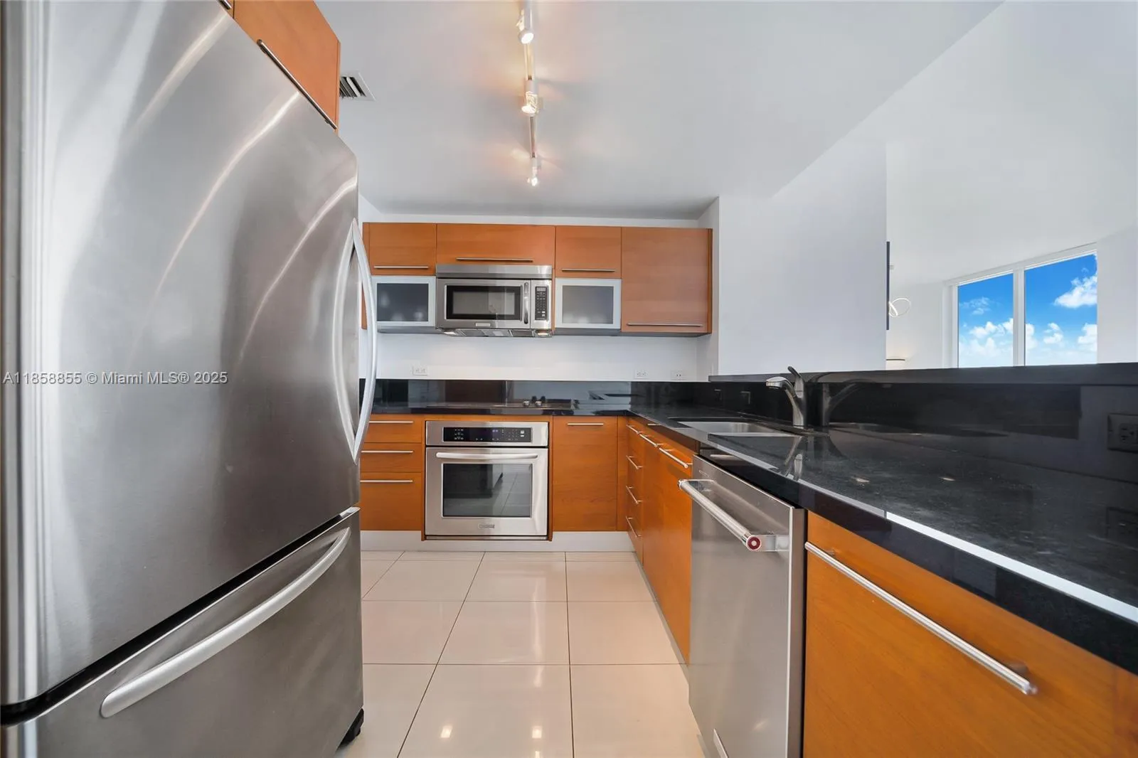 253 NE 2nd St # 3302, Miami FL 33132