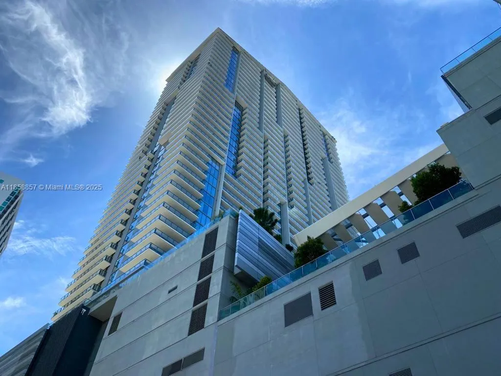 1 bedroom 1 bath for sale at 68 SE 6th St # 1008, Miami FL 33131