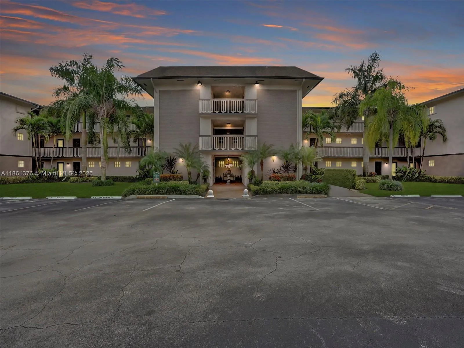 2 bedroom 2 bath for sale at 4900 Washington St # 203, Hollywood FL 33021
