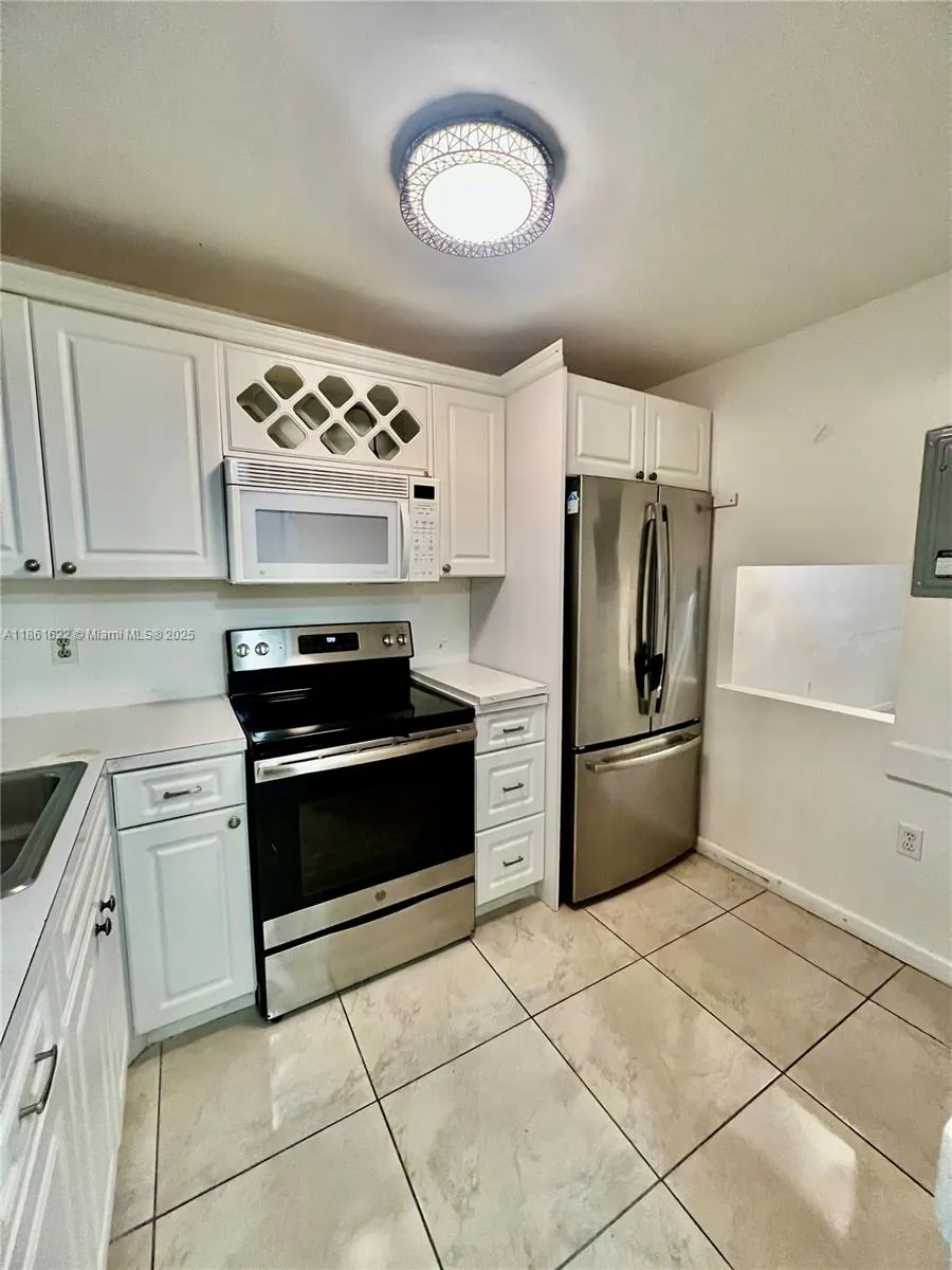 2 bedroom 2 bath for sale at 8460 Sunrise Lakes Blvd # 112, Sunrise FL 33322