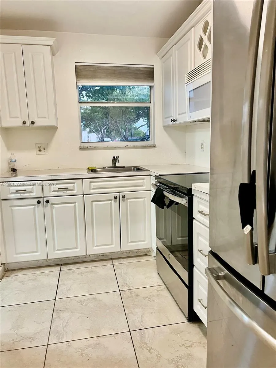 8460 Sunrise Lakes Blvd # 112, Sunrise FL 33322