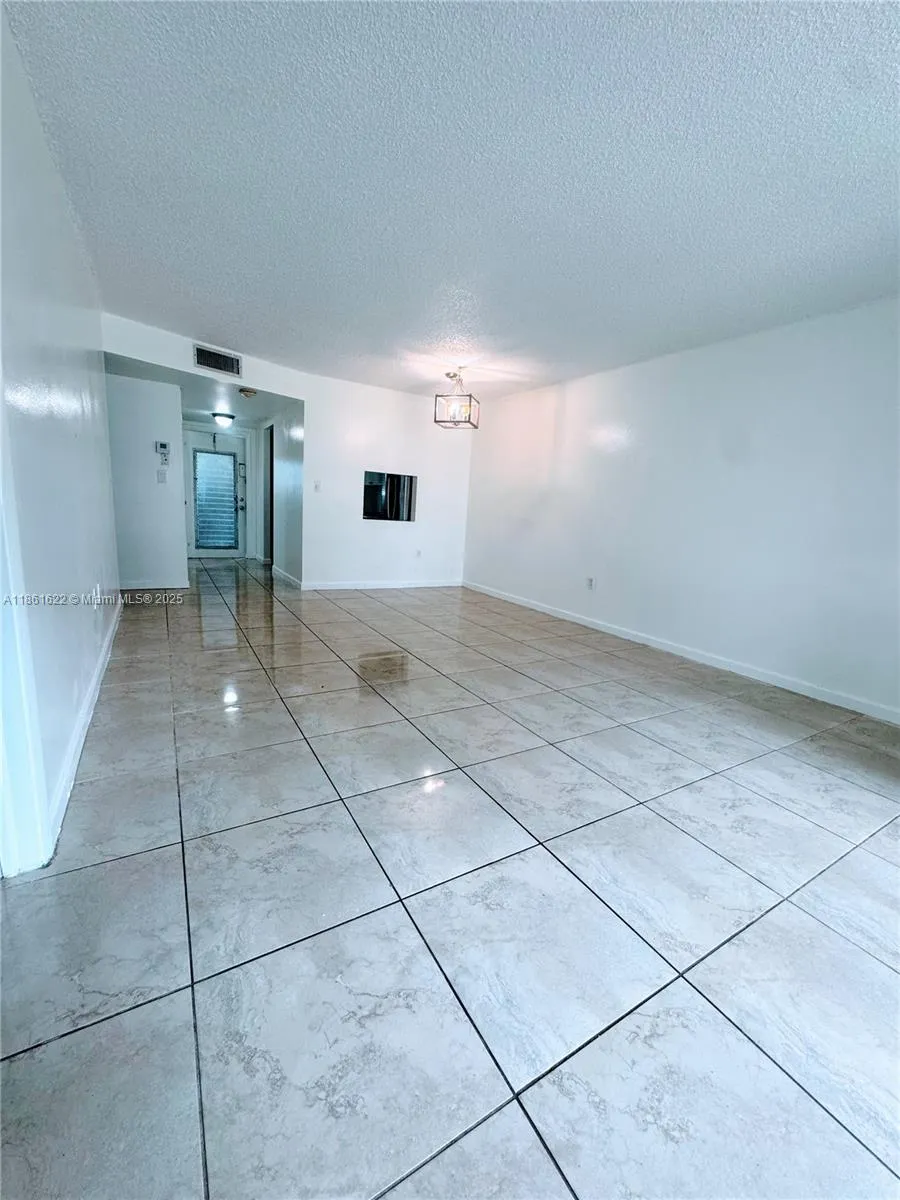 8460 Sunrise Lakes Blvd # 112, Sunrise FL 33322