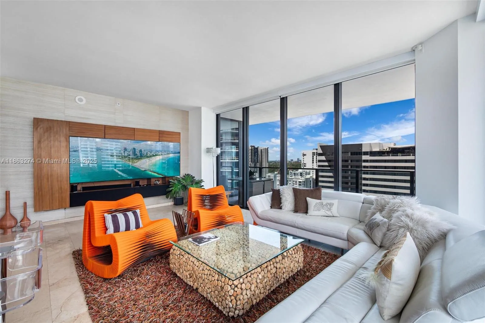 88 SW 7th St # 1812, Miami FL 33130