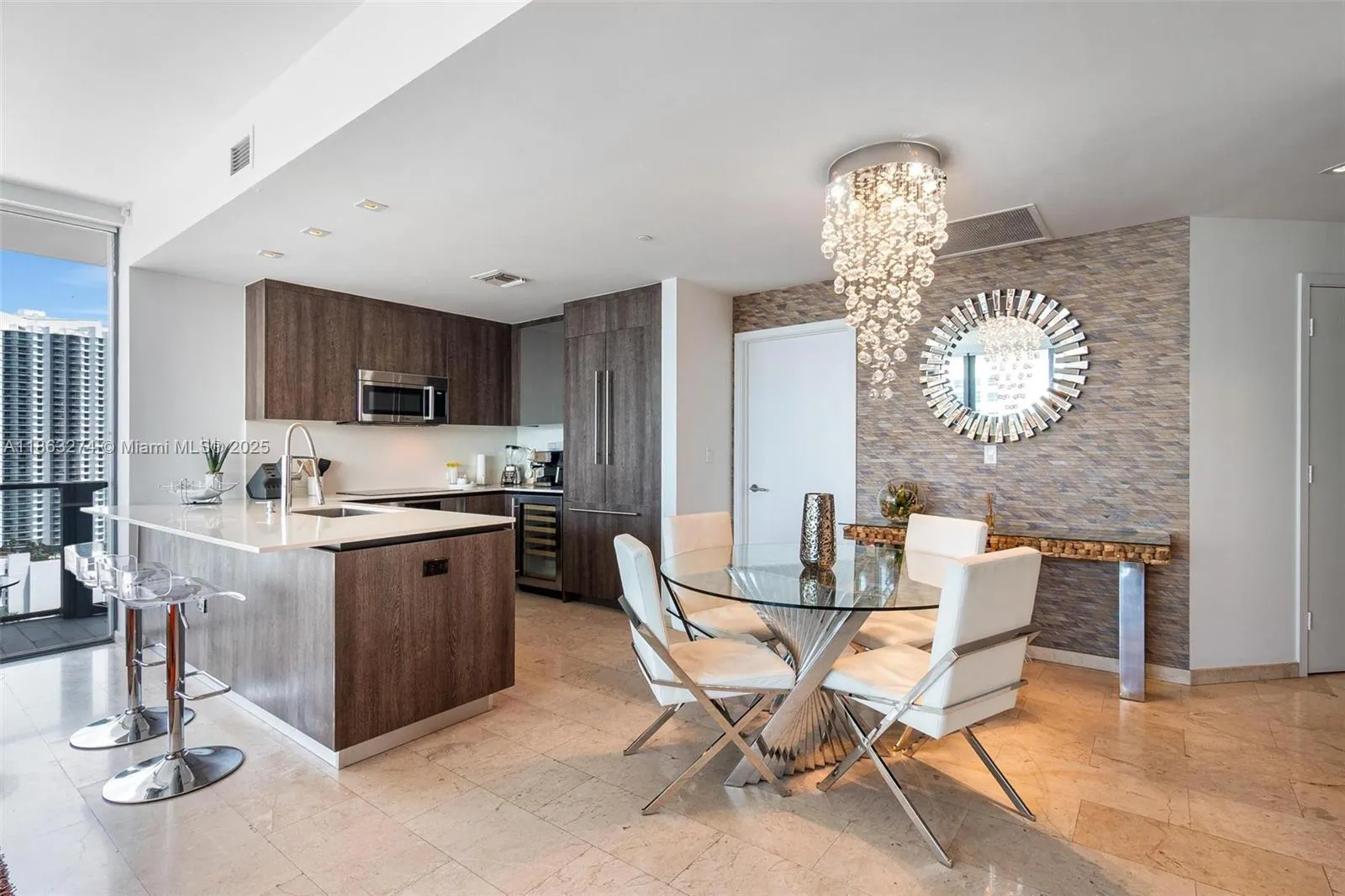 88 SW 7th St # 1812, Miami FL 33130