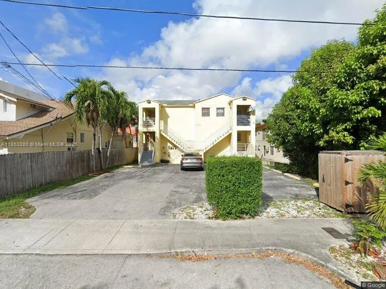 2 bedroom 1 bath for rent at 220 NW 7th Ave # 4, Miami FL 33128