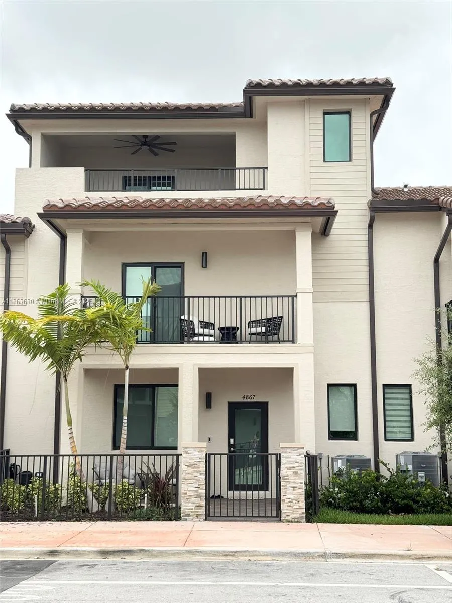 3 bedroom 2 bath for sale at 4867 NW 84th Ave, Doral FL 33166