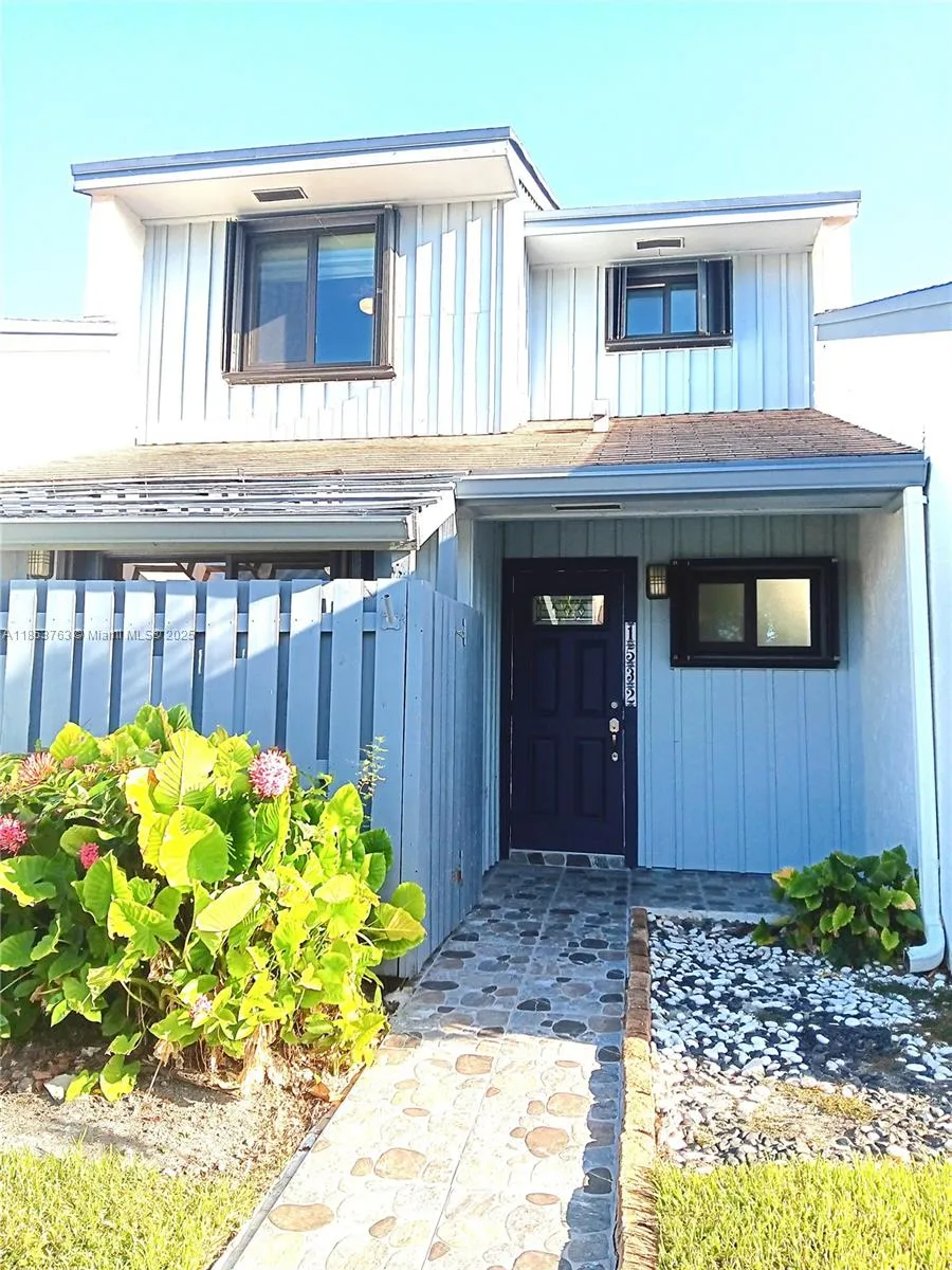 2 bedroom 1 bath for sale at 1532 Gabriel St, Hollywood FL 33020