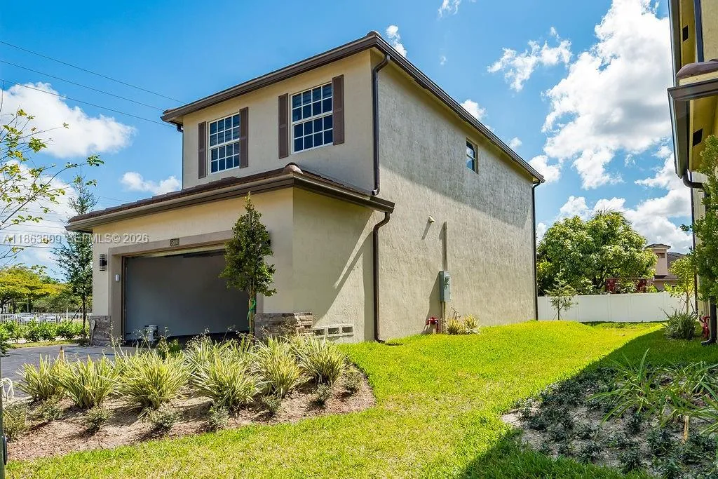 5400 NW 57th Ct, Tamarac FL 33319