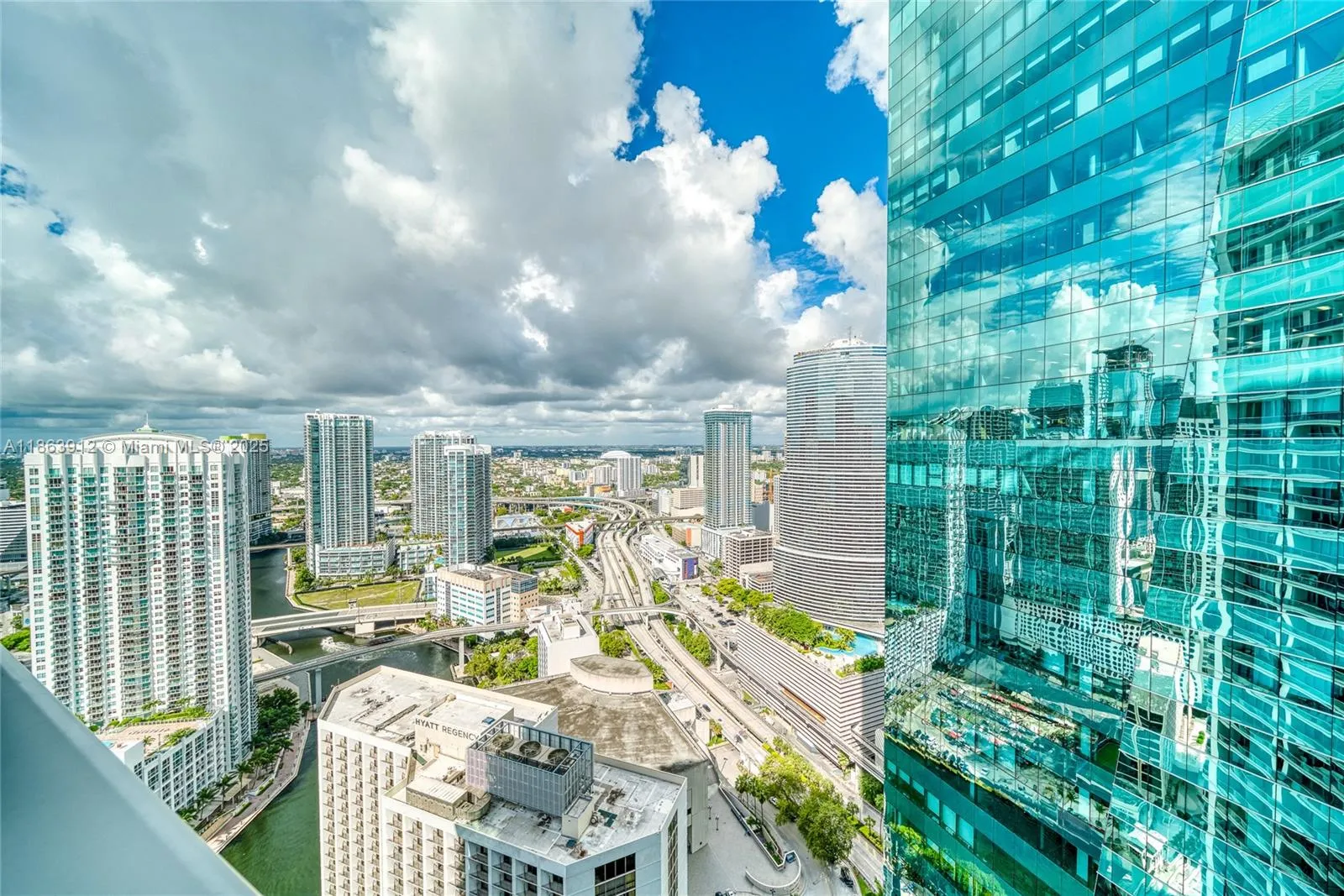 1 bedroom 1 bath for sale at 200 Biscayne Boulevard Way # 4411, Miami FL 33131