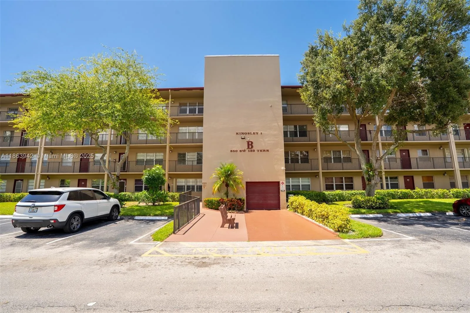 2 bedroom 1 bath for sale at 850 SW 133rd Ter # 312B, Pembroke Pines FL 33027