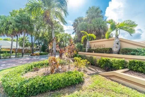 2 bedroom 2 bath for sale at 6708 NW 193rd Ter, Hialeah FL 33015