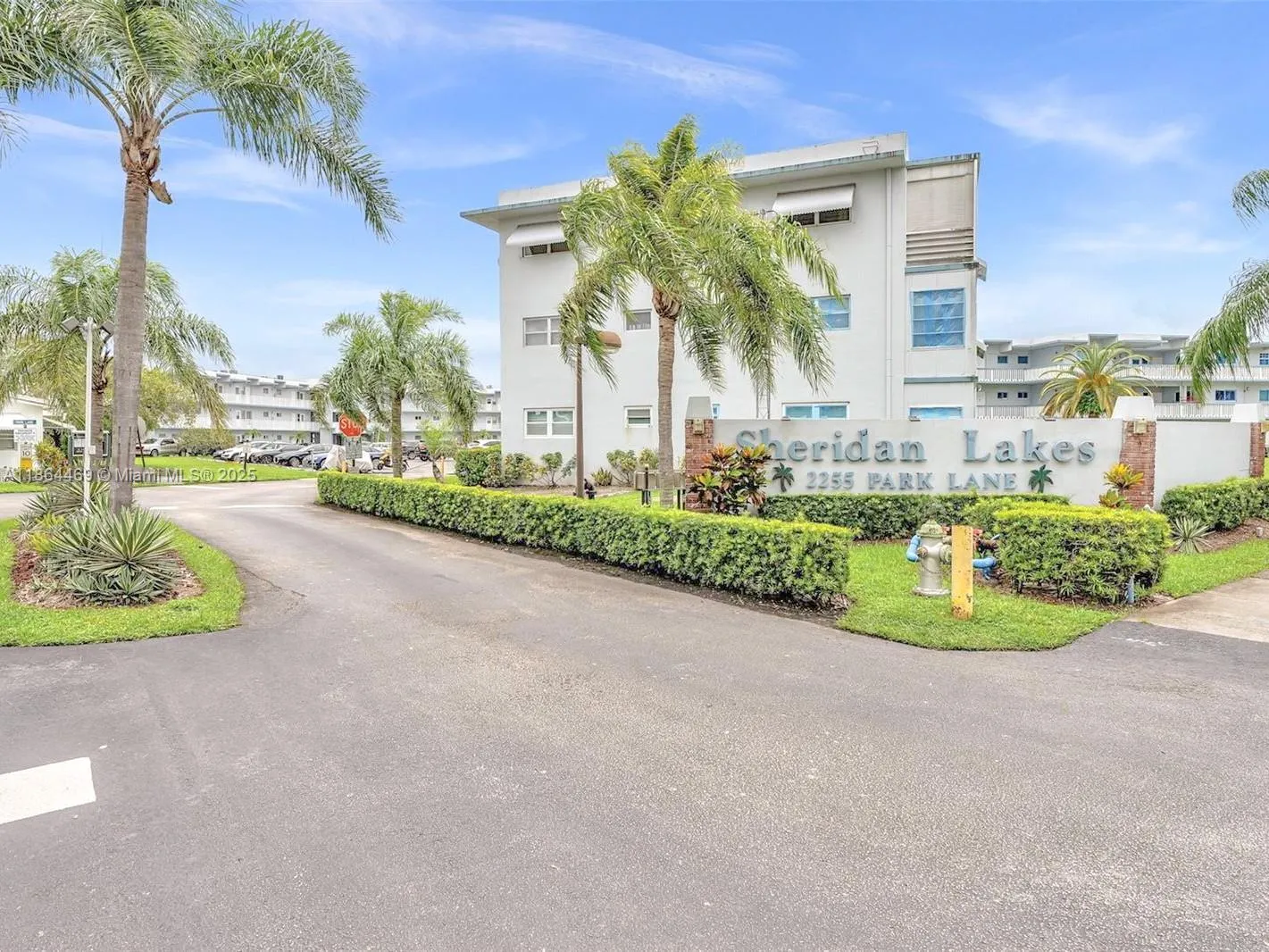 1 bedroom 1 bath for sale at 2300 Park Ln # 105, Hollywood FL 33021