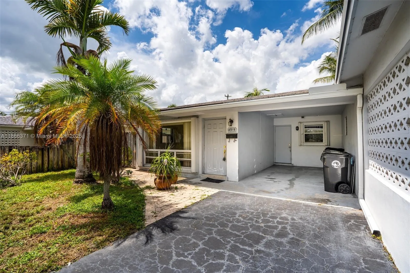 2 bedroom 1 bath for sale at 4915 NE 22nd Ave, Lighthouse Point FL 33064