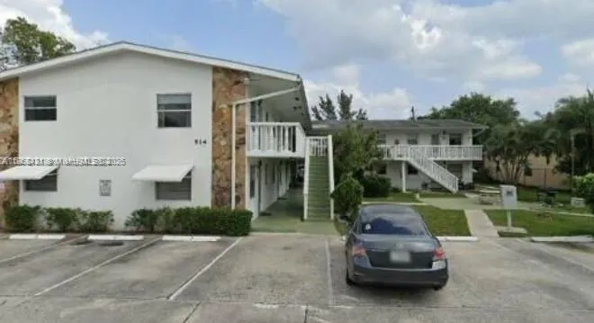 2 bedroom 1 bath for sale at 514 S C St # 4, Lake Worth FL 33460