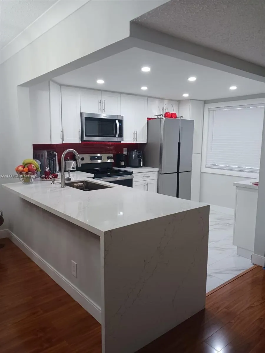 3501 Inverrary Dr # 201, Lauderhill FL 33319